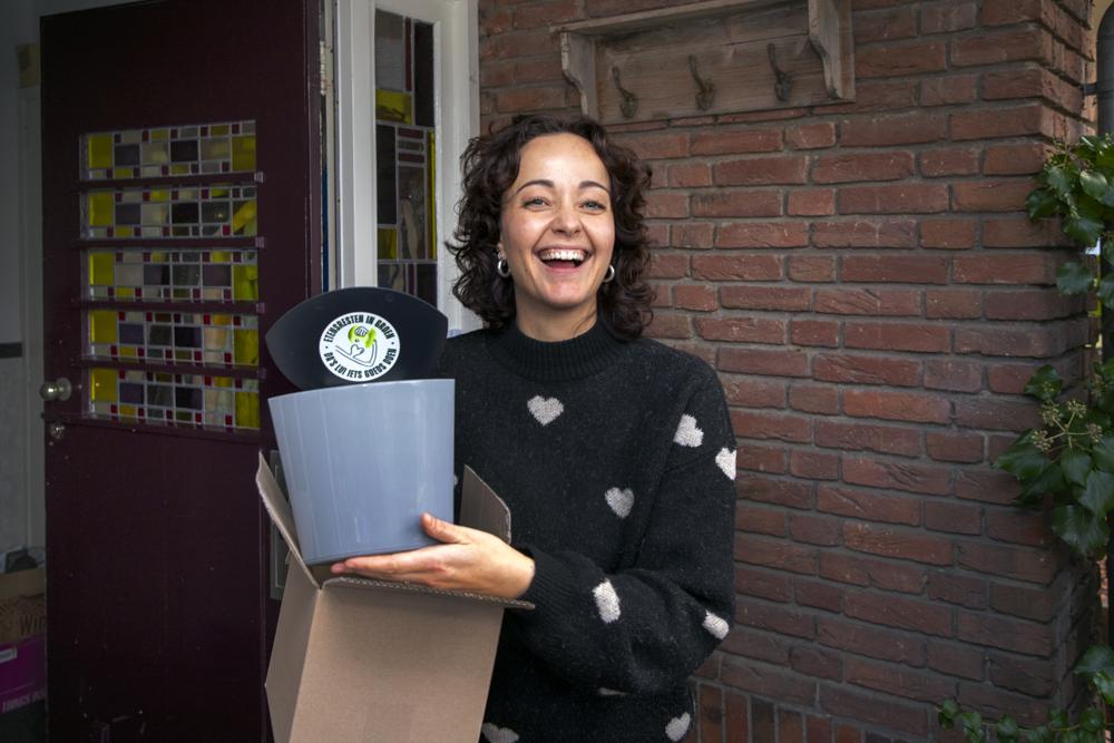 Blije vrouw ontvangt het lekker-lui biobakje